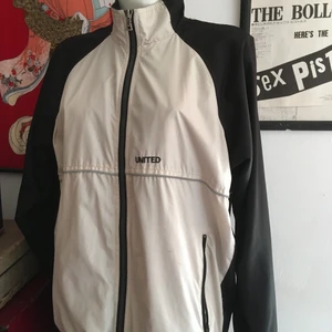 Svartvit sportig vindtygsjacka - Retro look. Köpt second hand men verkade ny. Skön men lite för stor.