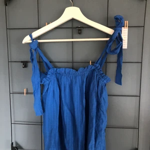 Hm topp - Super gullig topp från HM med knytningar på axlarna! Storlek S men passar lika bra på M!