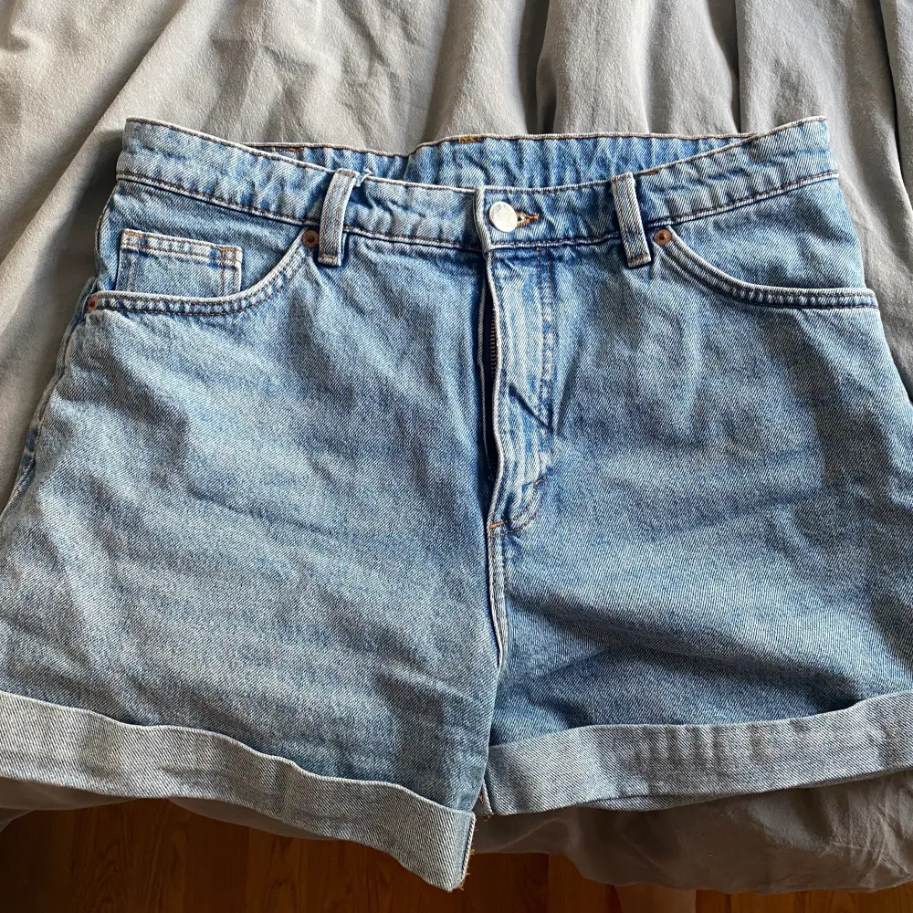 Säljer dessa jeans shortsen, de är lite over sized (se ungefära passformen på första bilden). Strl 40. Kontakta mig om du är intresserad!. Shorts.
