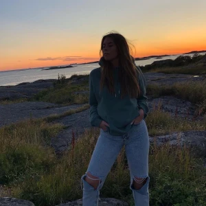 Design jeans - Super sköna jeans med hål på knäna. Sitter snyggt och använda ett fåtal gånger