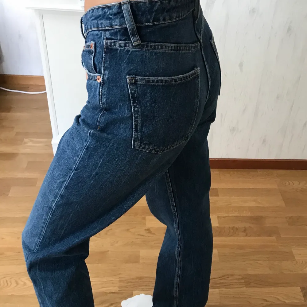 Säljer dessa super fina Mid Rise jeans från zara💗 jeansen är i stolek 38 och har en mörkblå tvätt! Använt ett fåtal gånger eftersom dem tyvärr är för stora för mig! Köparen står för frakten, 60kr Skriv till mig om ni funderar över något💓. Jeans & Byxor.