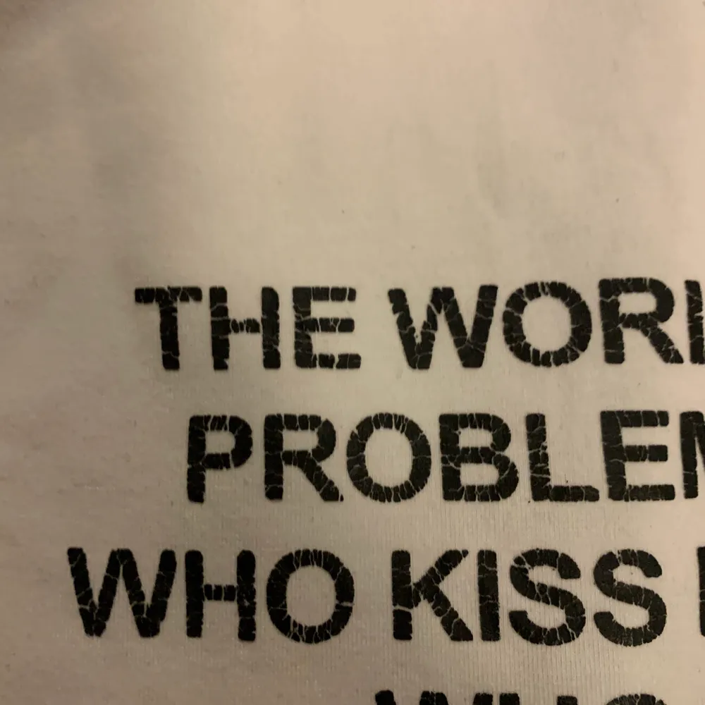 Statment tshirt med lite flagnande text men inget som syns på håll🤩🤩. T-paidat.