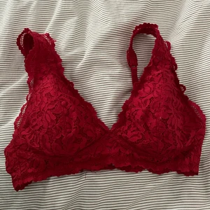 Röd bralette  - Säljer denna röda bralette från Kappahl för 20kr +frakt. Den har blivit förliten och därför säljer jag den❤️‍🔥 I superbra skick 