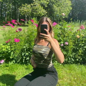 Linne från Gina - Ett linne som är kort i modellen med tunna band. Använd.