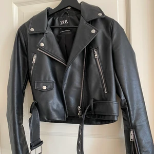 Skinn jacka  - Säljer denna skinnjacka från zara, då jag aldrig andvändt den.