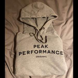 Säljer min gamla PeakPerformance hoodie då den har blivit för liten för mig. Jättebra skick förutom att den blivit lite nött i ärmarna (se sista bilden). Den är i strl S men skulle säga att den är lite liten så skulle nog passa en som är XS bättre. Frakten är inräknad i priset