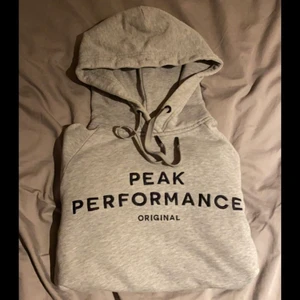  Grå PeakPerformance Hoodie - Säljer min gamla PeakPerformance hoodie då den har blivit för liten för mig. Jättebra skick förutom att den blivit lite nött i ärmarna (se sista bilden). Den är i strl S men skulle säga att den är lite liten så skulle nog passa en som är XS bättre. Frakten är inräknad i priset