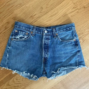 Jeansshorts från Levi’s - Jeansshorts från Levi’s. Storleken är W30 och passar om man är stl S. Shortsen är i fint skick.
