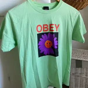 Obey T-shirt som är använd 1 gång, då jag inte tycker att jag passar i den. Den har helt enkelt fått spendera majoriteten av sin tid i garderoben, tråkigt då den är väldigt fin!   **frakt inkluderat i priset**