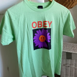 Äkta obey T-shirt  - Obey T-shirt som är använd 1 gång, då jag inte tycker att jag passar i den. Den har helt enkelt fått spendera majoriteten av sin tid i garderoben, tråkigt då den är väldigt fin!   **frakt inkluderat i priset**