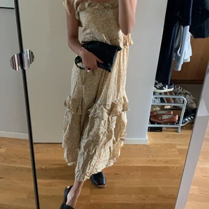 Blommig Klänning,  & other stories - Endast använd 1 gång, alltså i fint skick. Usprungspriset var ca 800kr. Den är i storlek 34 och sitter bra på mig som är 164. Klänningen är väldigt lång och skulle även passa bra på någon som är något längre. 
