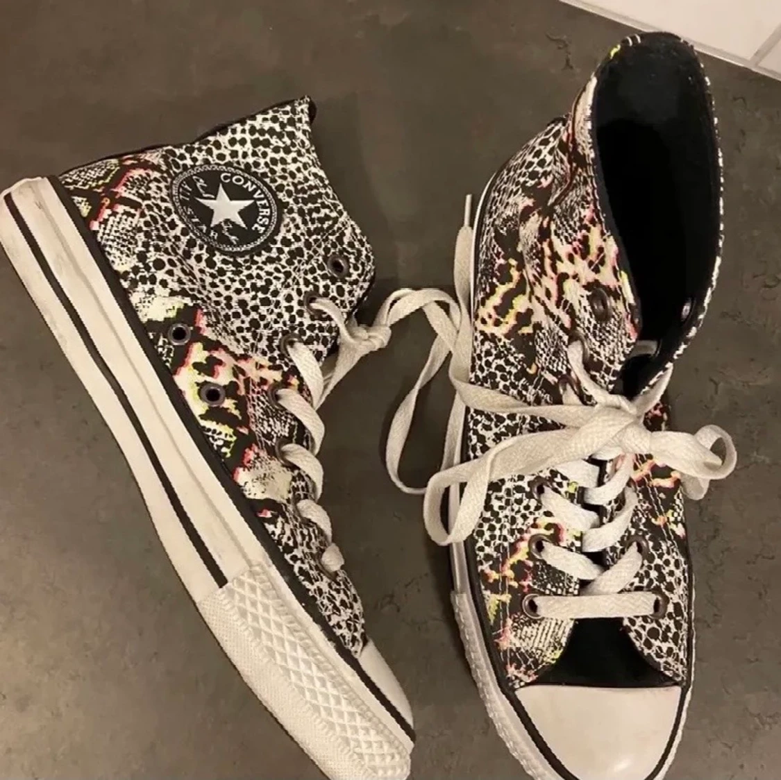 Mönstrade Converse