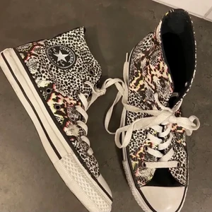 Mönstrade Converse - Ett par jättesnygga mönstrade Converse i storlek 39. Dom är aldrig använda så alltså i nyskick, dock lite smutsiga då dom stått med andra skor. Tvättar dom innan de skickas🥰❤️