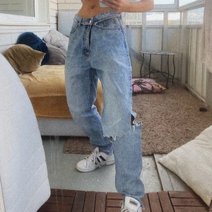 Slitna Jeans Från Monki🌹 - Skitsnygga Jeans från monki i modell Kimono High Relaxed, hålet på knäet har jag gjort själv. Märkta strl 31 men jag som är S på underdel sitter de såhär på. 🌺🌻