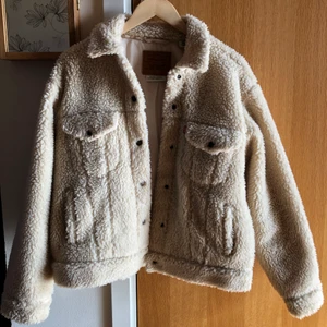 Levi’s Teddy Trucker Jacket  - Varm jacka köpt för 1400kr. Använd en gång och är i nyskick. Säljs eftersom den är för stor. 