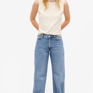 Yoko mid blue jeans från Monki. Köpta i början av året men har endast använt 2 gånger, jättebra skick! Väldigt fina!! Nypris 400 kr💙💙 Bilden är tagen från hemsidan, men kan gärna skicka fler bilder💙!!