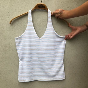 Randig halterneck - Randig halterneck. Står ej vilken storlek, men uppskattar till storlek M. Har ett extra lager tyg vid brösten, och vaddar går att sy in,om så önskas. Inga defekter, som ny.