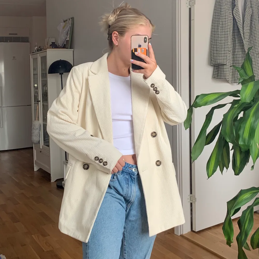 Skitsnygg manchesterkavaj i en krämvit färg! Köpt i en stor storlek för en oversized fit. Skulle säga att denna är relativt tjock så den funkar även som en tunnare jacka på hösten och våren 😍. Kostymer.