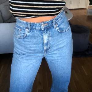 Klassiska blå jeans från Weekday i modellen Voyage. Jeanen är använda flertal gånger men fortfarande i riktigt bra skick 😊 