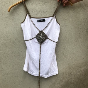 Linne - Linne från Only i storlek M, men passar även S. Fina pärldetaljer och reglerbara band. I bra skick. Från 90-talet, så går ej att köpa längre.