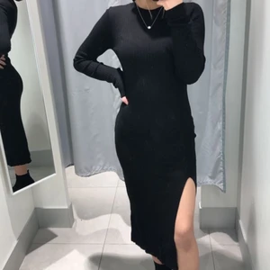 Lång klänning  - Säljer ut min lång ärmad  klänning i storlek S, har använts få gånger.