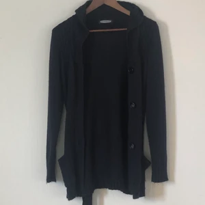 Kofta - Mörkblå stickad kofta med luva,fickor och svart ”bälte”. Onesize. Skicka gärna ett meddelande vid frågor! 