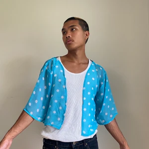 BEYOND RETRO BLÅPRICKIG SOMMARBLUS - En fin-liten-söt-prickig-sommar-blus från Beyond Retro som är sparsamt använd, cirka 2 gånger no cap. Den är slapp och kramar inte om i axlarna eller ärmarna, men längden på blusen skulle jag påstå vara small. Skön för varma sommardagar och kvällar men även för att chilla i hemma. DM vid frågor😋😌💕✌🏽