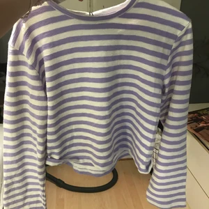 Tröja - En lila/vit randig tröja, köpte den för två dagar sedan så den är i nyskick och aldrig använd. Om du vill ha fler bilder eller undrar något mer skicka privat. Om fler är intresserade blir det bud💕