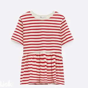 Randig zara t-shirt ❤️‍🔥 - En randig trendig och fin tröja från zara. Använd typ 3 gånger och säljer för att jag inte får någon användning av den❤️‍🔥 Storlek M men sitter som en S enligt mig.    🎡HÖGSTA BUD:115🎡