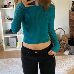 Grön långärmad tröja - En skön långärmad tröja i en härlig grön/turkos färg! Skönt material & passform💗