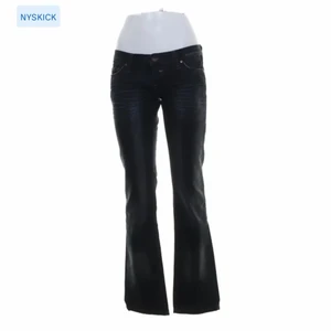 Low waist jeans - Snygga jeans köpta på sellpy i nyskick. Aldrig använda av mig då de inte passade. Står att de är w29, men skulle snarare uppskatta till w25-26.