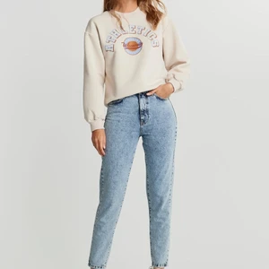 Dagny mom jeans  - Säljer mina jeans i strl 36 från Gina tricot då de är för stora för mig. Endast testade. Inköpta för 499 kronor, säljes för 275 kronor. Dessa är i färgen mid blue snow.