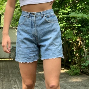 Jeansshorts - Jeansshorts. Köpte second hand men i fint skick! Fraktkostnad är ungefärlig, kollar upp vid intresse ❤️ 