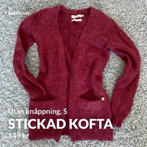 Stickad kofta stlk S  - En kofta i ullblandning utan knäppning. Passar S/XS. Längden 63 cm. Mjuk och varm.