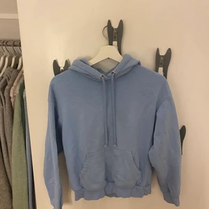 blå hoodie - fin ljus/mellanblå hoodie från monki i fint skick, säljer då den inte kommer till användning💕