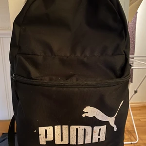 Ryggsäck från puma svart - Ryggsäck från puma, inköpt 2020. Märket är lite slitet men annars i bra skick! #svart #ryggsäck #puma #somny #rea #billigryggsäck #svartryggsäck 