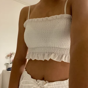 Bandeau topp - En vit ribbad bandeau topp som är i stretchigt material. Knappast använd. Är i storlek XS. 70kr+frakt 👍 kan även mötas upp i Stockholm.
