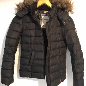 Jacka från Tommy Hilfiger  - Säljer en jacka från Tommy Hilfiger i storlek S. Säljer den då den är för liten för mig. 🌸