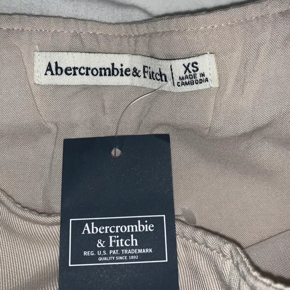 Säljer denna snygga beiga kjol. Från Ambercrombie &  fitch. Aldrig använd, nyskick med prislapp!! Storlek xs (passar även S). Fråga om de något ni undrar💕💘. Kjolar.