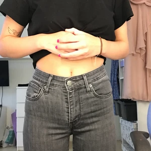 Grå lågmidjade jeans från Levis  - Ett par trendiga grå lågmidjade jeans från Levis. 💞
