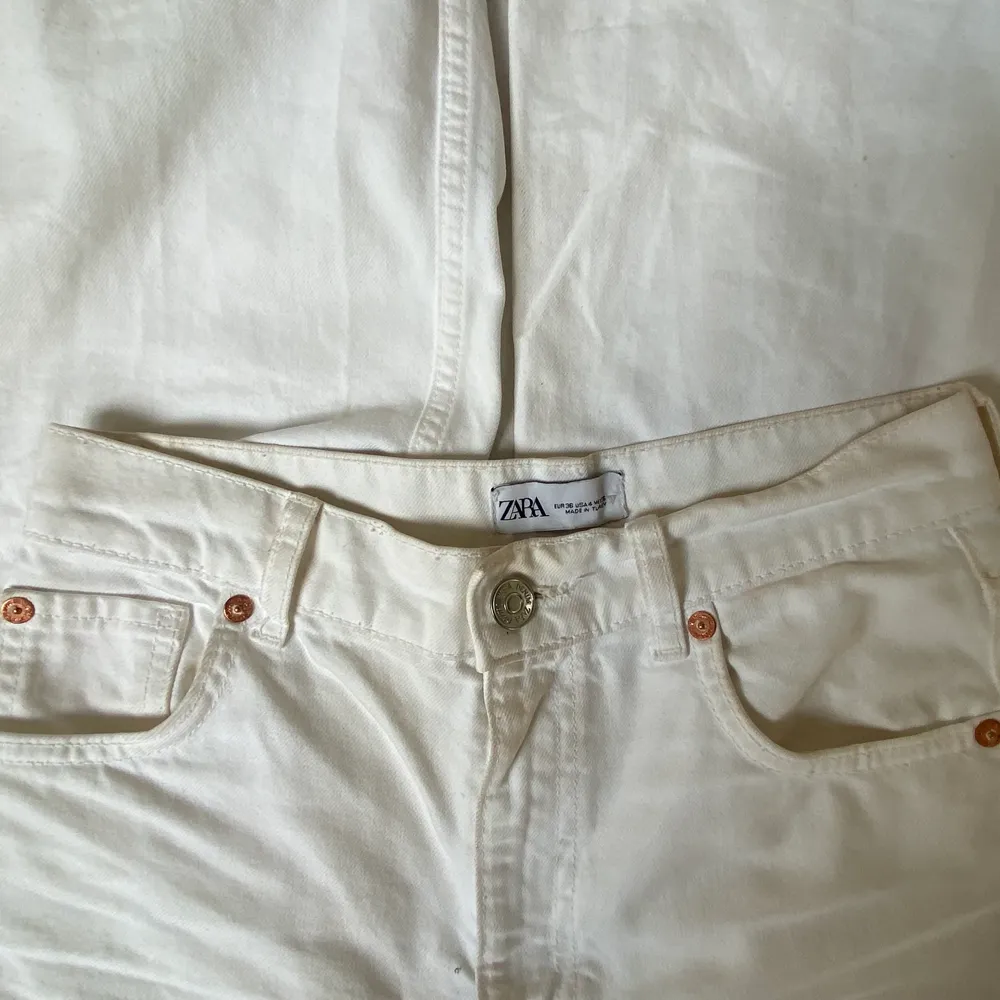 Säljer nu de populära vita zara jeansen då det inte kommer till någon användning längre. Storlek 36 och fullängd i fint skick. Frakt tillkommer❤️. Jeans & Byxor.