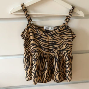 Sött Linne - Säljer min oanvända linne från Hollister,skriv för bilder❤️