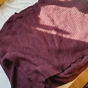 Rödvins färgad tröja - En skön stickad tröja i en rödvin ton! Varm och skön och perfekt att ha till hösten och vinter! I storlek M. Köparen få stå för frakten 😊