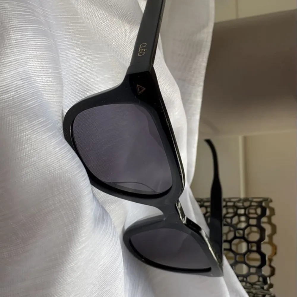 Super fina svarta solglasögon från CLÉO EYEWEAR🤍 Modellen heter ”CAÉSAR BLAC”. Nypris 999kr säljer för 500+frakt . Dem är helt nya, aldrig använda och är i sjukt bra kvalite därav priset💗 Skriv för fler frågor🤍🤍. Accessoarer.