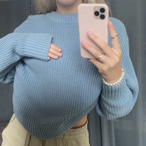 Blå stickad tröja - Säljer denna stickade tröja från Monki❣️Sjukt fin 