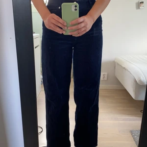 Manchesterbyxor - Jättefina Manchesterbyxor från weekday i en mörkblå färg! Byxorna har inga fläckar och frakten ingår!!