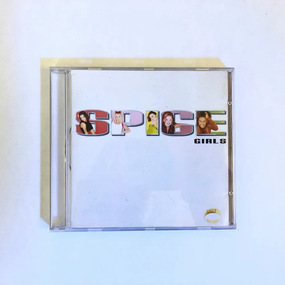 Spice Girls ”Spice” CD-skiva med 10 låtar (se bild 2). 30 kr eller högst budande. Frakt tillkommer.. Övrigt.