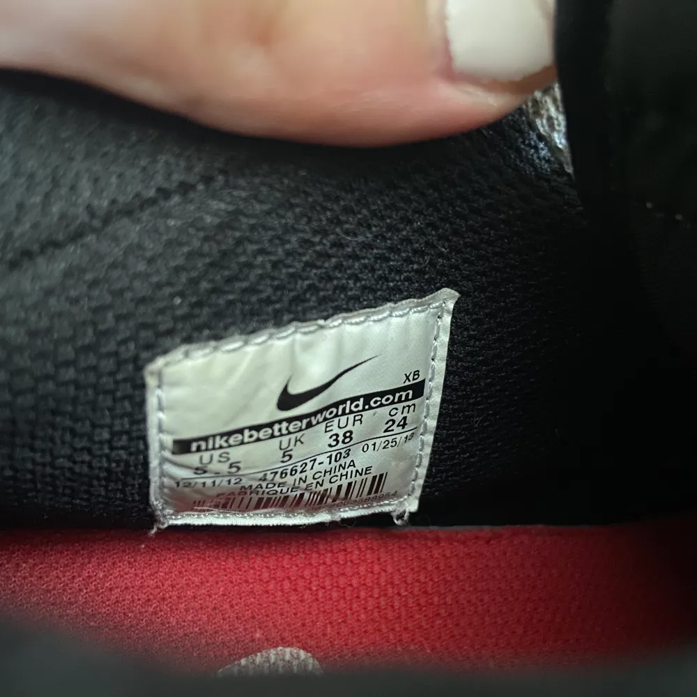 Nike tygskor i vitt, rött och svart som ser ut precis som Jordans. Äkta Nike dock! Storlek 38. Begagnat skick!. Skor.