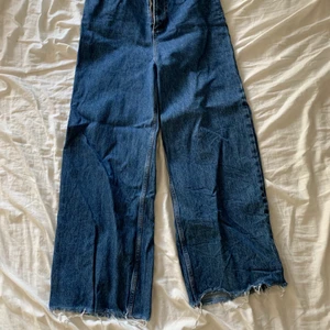 Jeans - Storlek: W28 L36 (S/M) Första bilden visar längst ner då jag en gång i tiden har klippt av de så de passar ca 164 cm. Har endast en framficka, bak visas på den tredje bilden. Har inga slitnader och håller extremt bra.