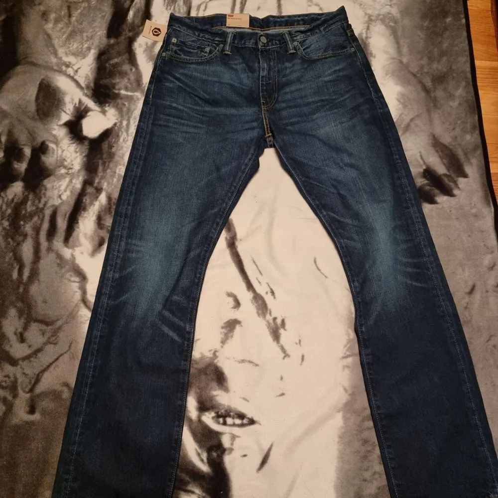 Ett par Levi's jeans som är oanvända och i nyskick, passformen är då regular fit och måtten är W:31 L:32. Jeans & Byxor.